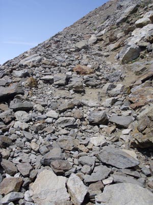 Pic du Midi : le chemin d'éboulis de roches