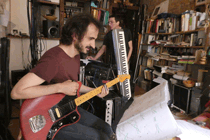 2 membres des Guitares Volantes enregistrent la musique de La Bête Triomphante au centre de musiques spatiales de Toulouse