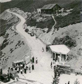 route d'accès au pic du Midi dans les années 50 (voir les voitures) à partir du col de Tourmalet